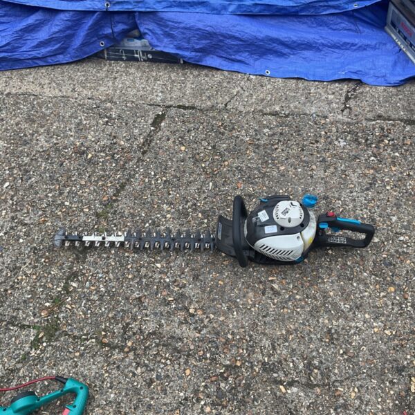 Mac Allister petrol hedge trimmer with 610mm blade.