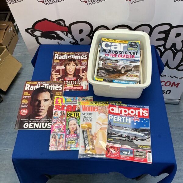 Assorted magazines including celebrity gossip titles in a mixed lot.