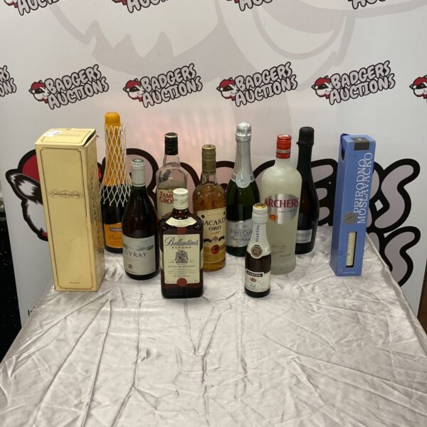 Mixed alcohol lot with Ballantine's whisky, Bacardi Oro and prosecco bottles