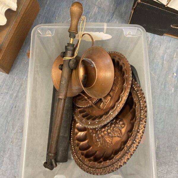 Mixed brass and copper ware lot in plastic crate with pesticide pump and plates