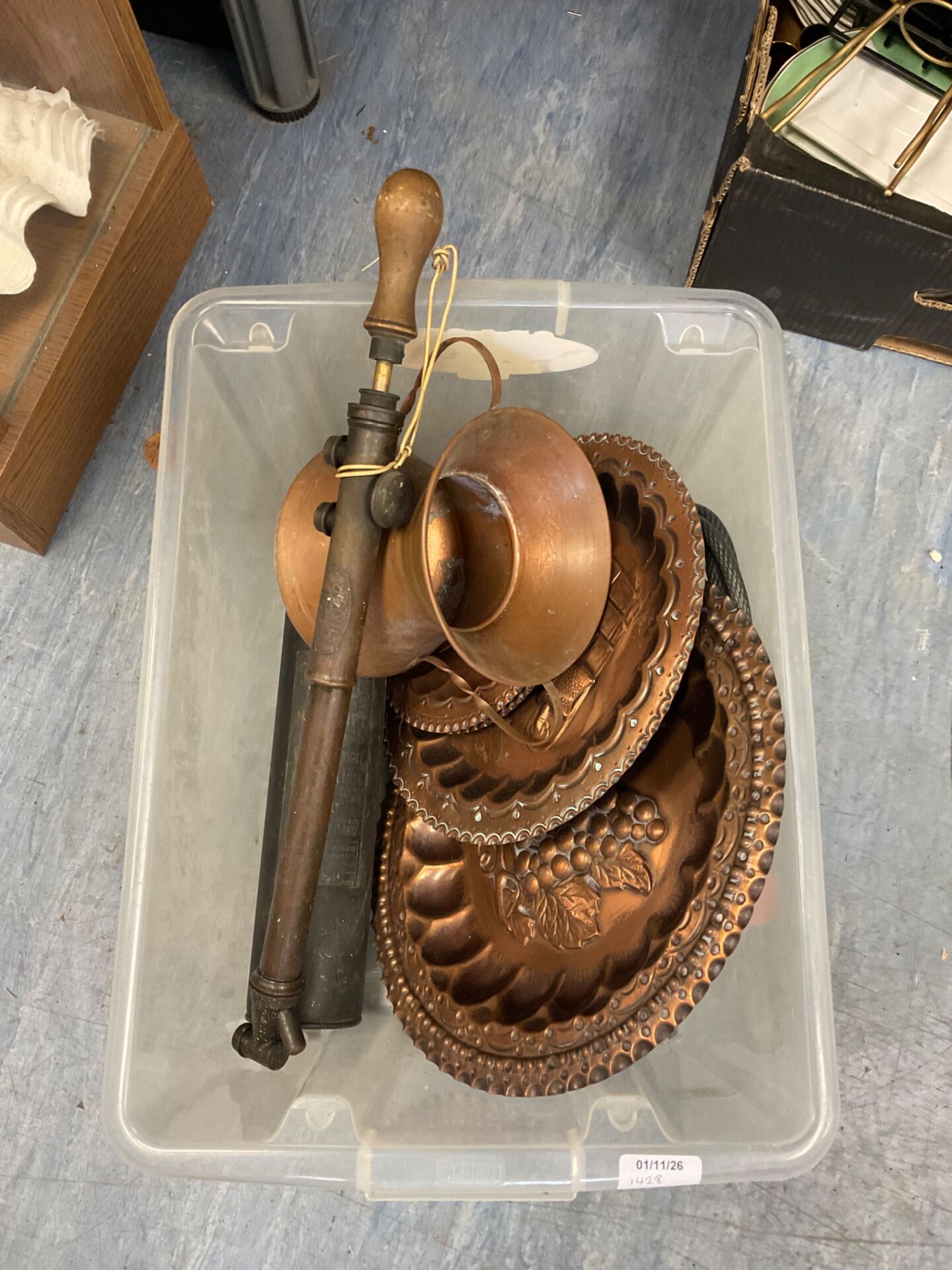 352 Box of mixed brass and copper ware inc pesticide pump