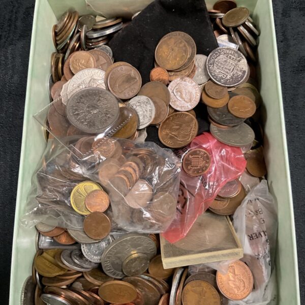 Bulk lot of mixed British coins, including pennies and farthings.