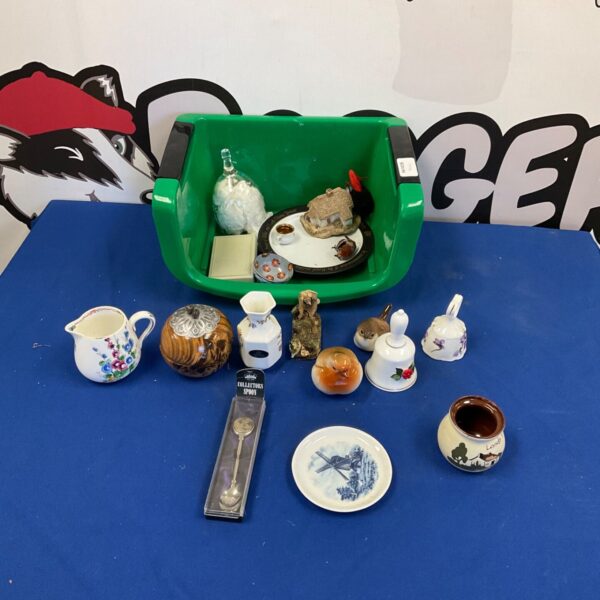 Mixed collectibles lot featuring an Aynsley miniature vase and porcelain figurines.