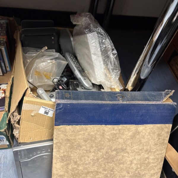 Mixed electrical lot with cables and gramophone records.