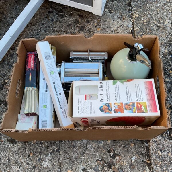 Mixed lot of kitchenalia including SodaStream flask and pasta machine.