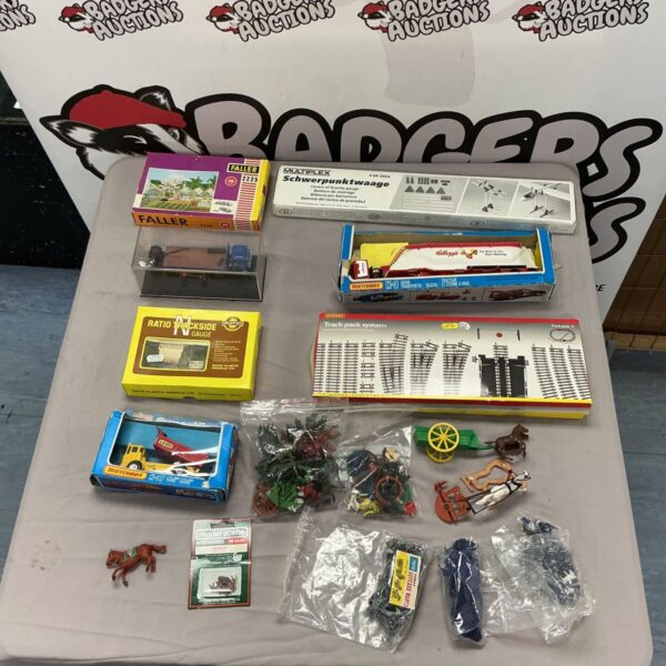Mixed lot of vintage model railway accessories and diecast vehicles.