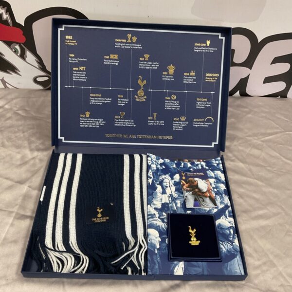 Open One Hotspur 2016/2017 Tottenham Hotspur gift set with striped scarf and pin badge