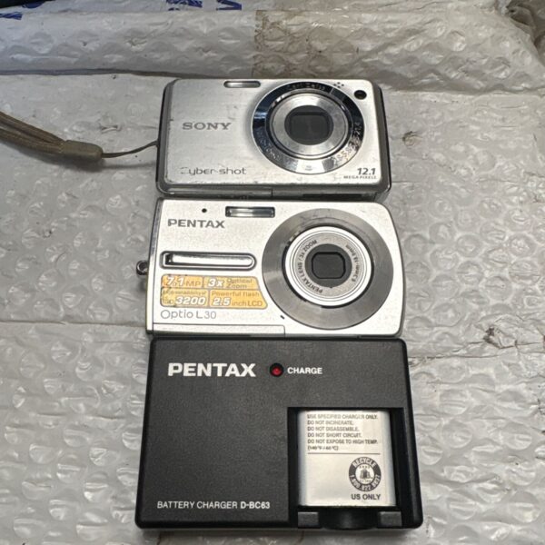 Vintage Pentax Optio digital camera with charger in auction.