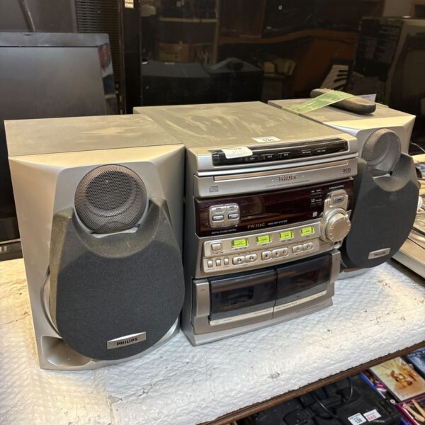 Phillips FW356C hi-fi system with speakers and remote control.