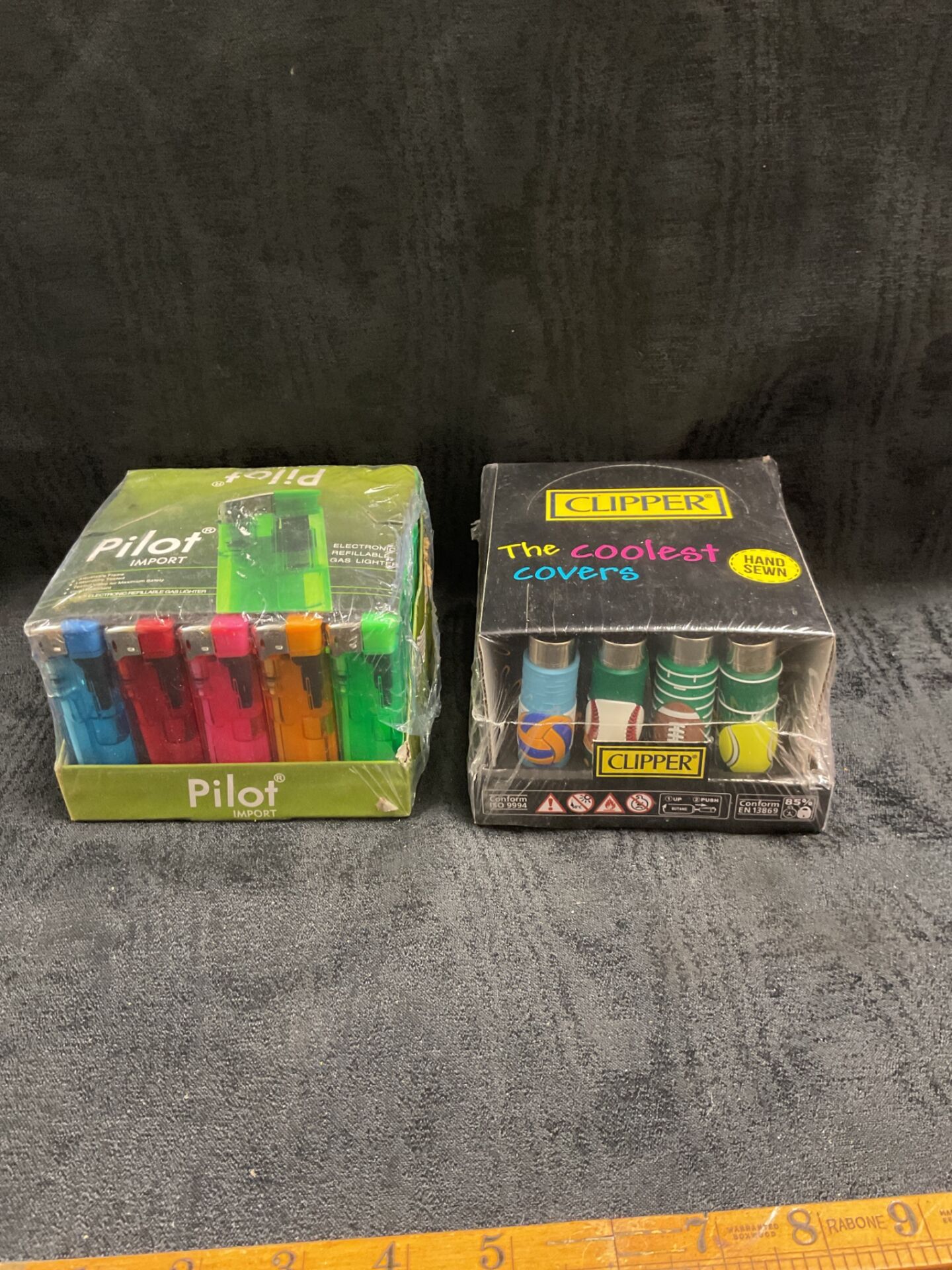 790 Two sealed packs og gas lighters pilot and clipper