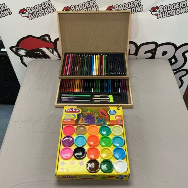 PlayDoh art set with artist pencils, colourful creative kit.