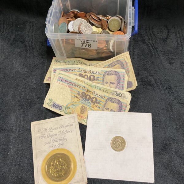 Mixed lot of Polish Zloty coins and banknotes for collectors.