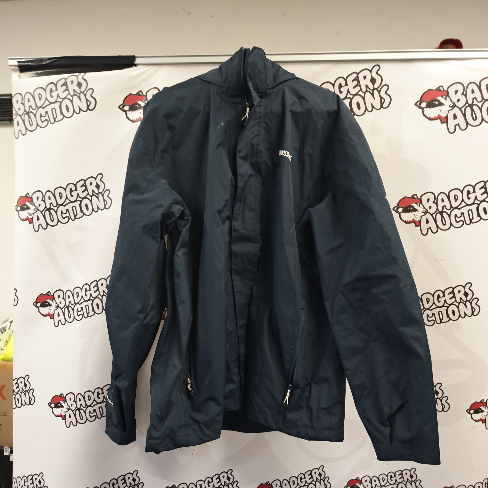 Navy Regatta hooded jacket in XXL with front zip displayed on hanger