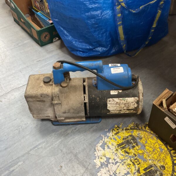 Robinair 15401 Cooltech two-stage vacuum pump with grey body and blue handle