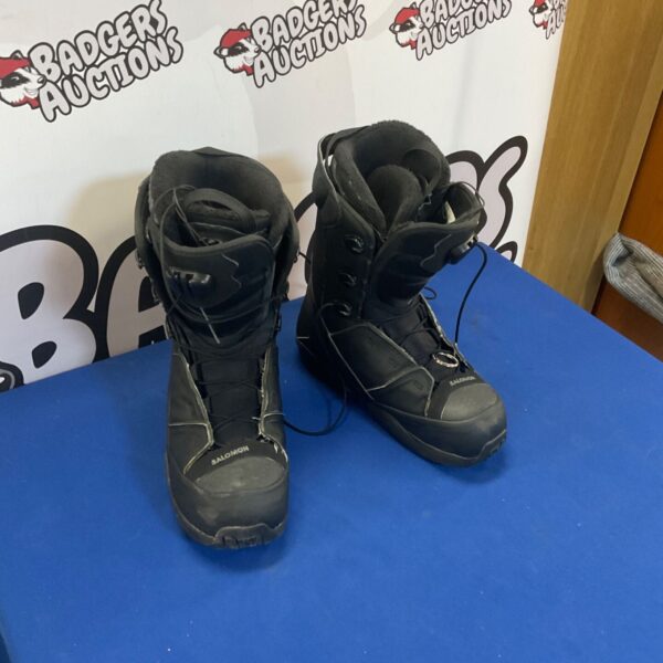 Salomon winter boots size 6.5 for snow and cold weather.
