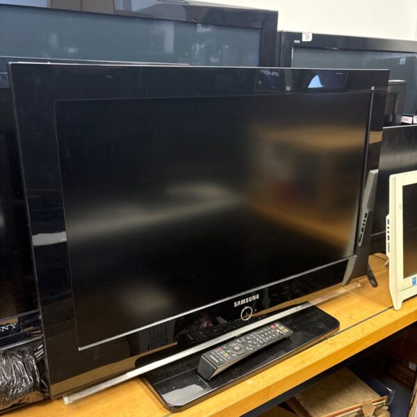 Samsung 32 inch LCD television with remote control.