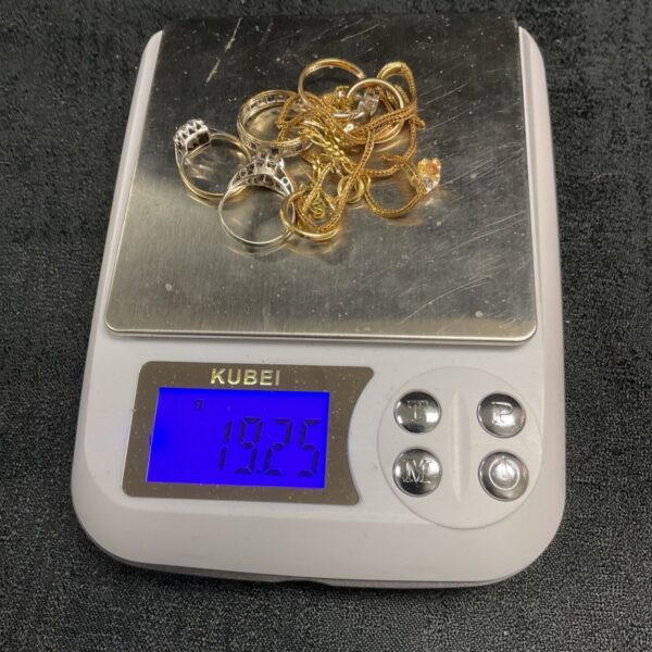 Mixed lot of 18ct gold rings and chains weighing 19.25g