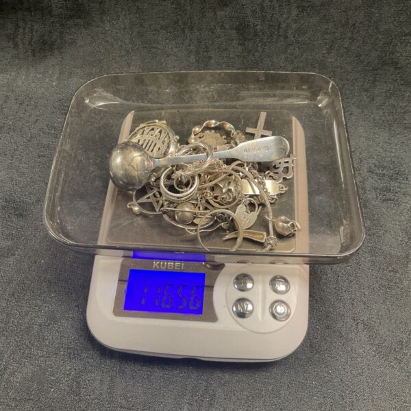 116.54g scrap silver lot with jewellery fragments and findings.