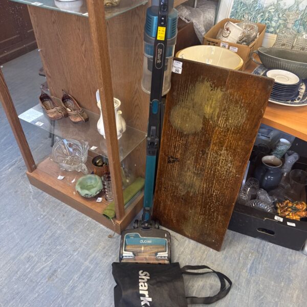 Shark IZ400UK cordless vacuum cleaner with attachments on display.