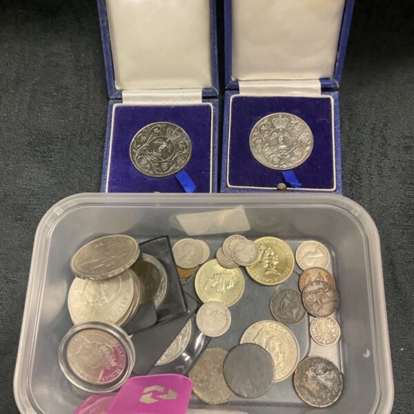 Tray of assorted silver commemorative coins for collectors.