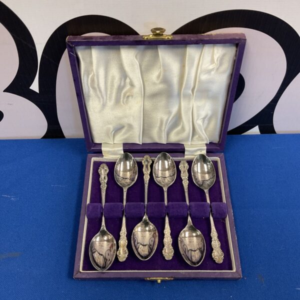Vintage cased set of six silver plated teaspoons.