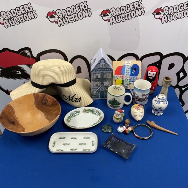 Mixed lot with Spode Christmas mug, David Shuttle trays and decorative ceramics