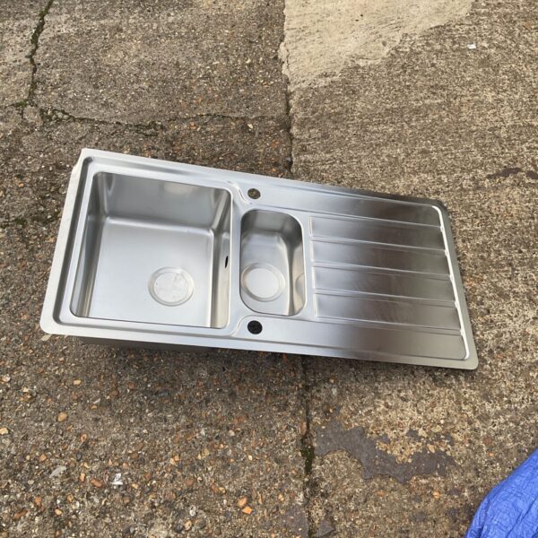Stainless steel kitchen sink with drainer, 100x50cm, for kitchen use.