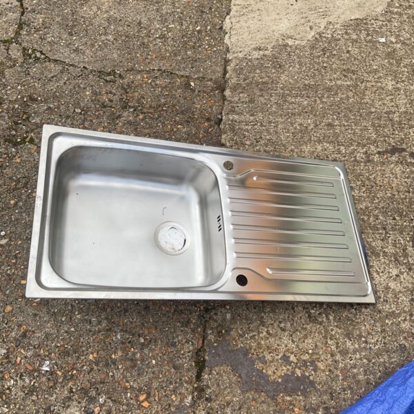 Stainless steel kitchen sink with drainer, 100x50cm, for kitchen use.