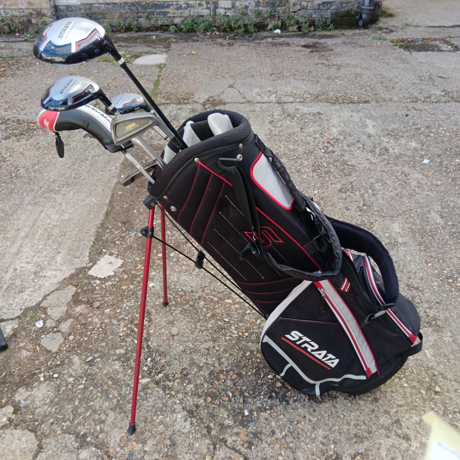 Black and red Strata golf club set with bag.