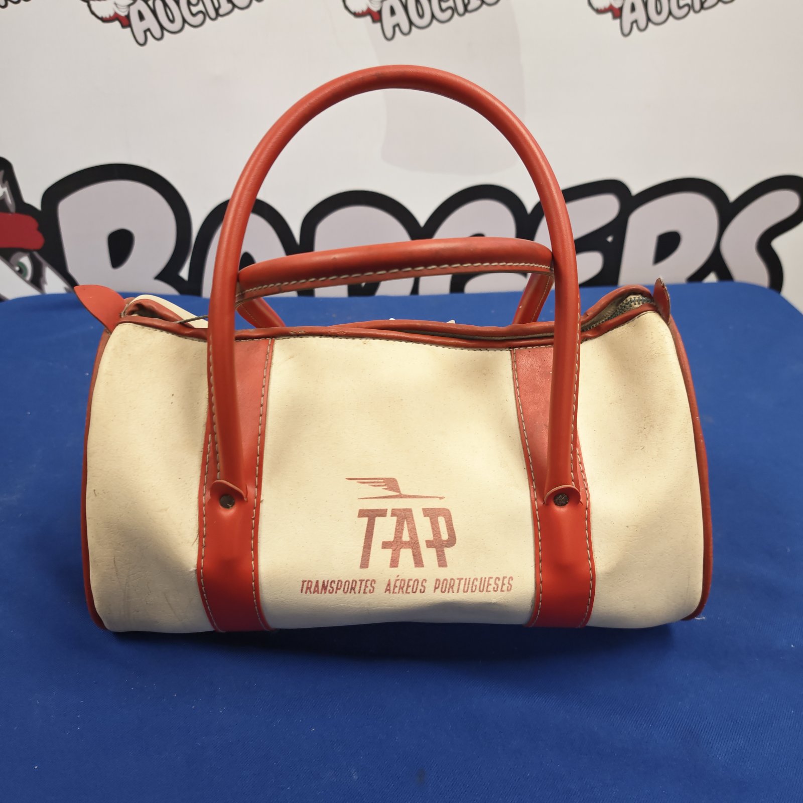 Small cream and red TAP Transportes Aéreos Portugueses pilots bag with wing logo