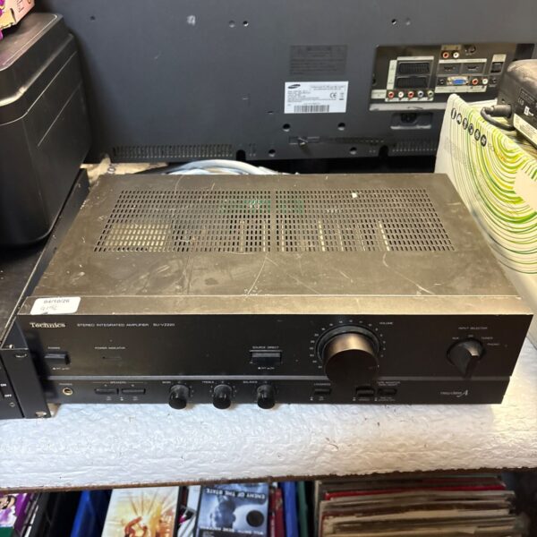 Vintage Technics SU-VZ220 stereo amplifier front view.