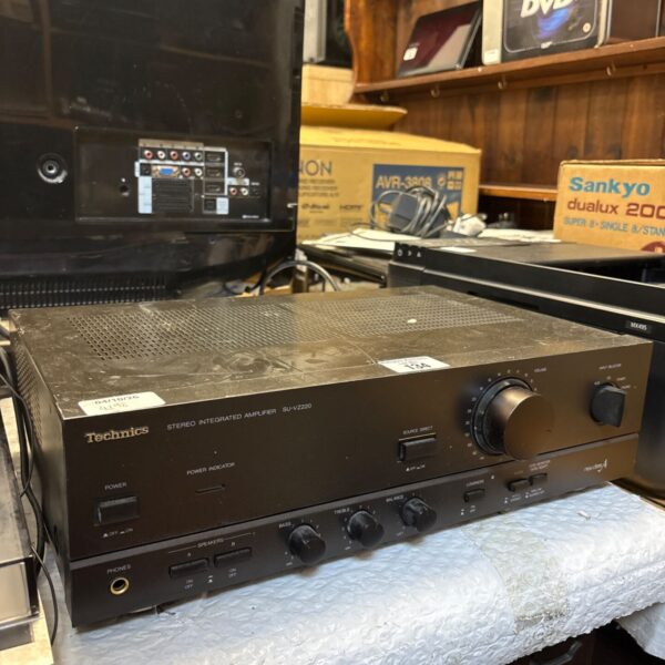 Vintage Technics SU-VZ2220 stereo amplifier, front view.