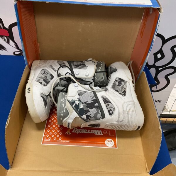 Thirtytwo camo snowboard boots in original box.