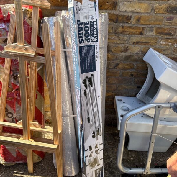 Universal aluminium roof bars in original packaging.