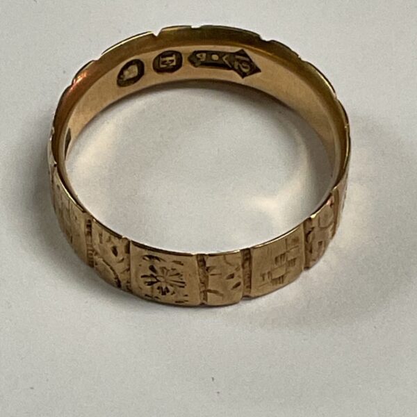Vintage 12ct yellow gold band ring with engraved panels and floral motifs