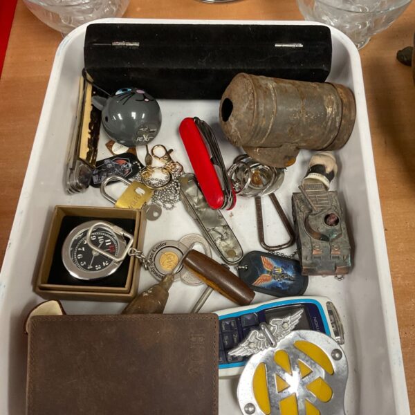 Tray of mixed vintage items including AA badge, penknife, keyrings and clock