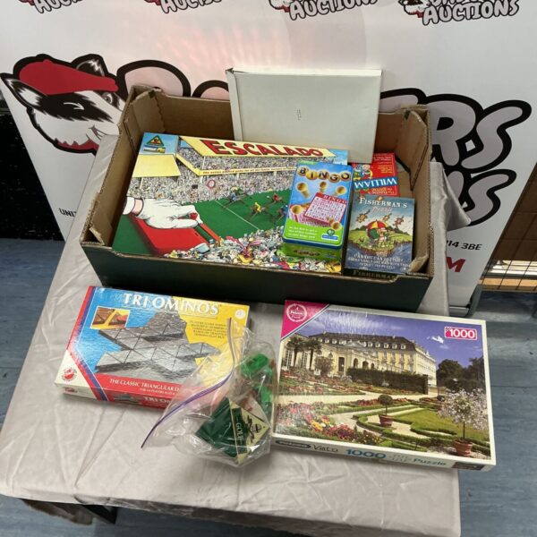Box of board games and puzzles including Tri-ominos, Escalado and bingo