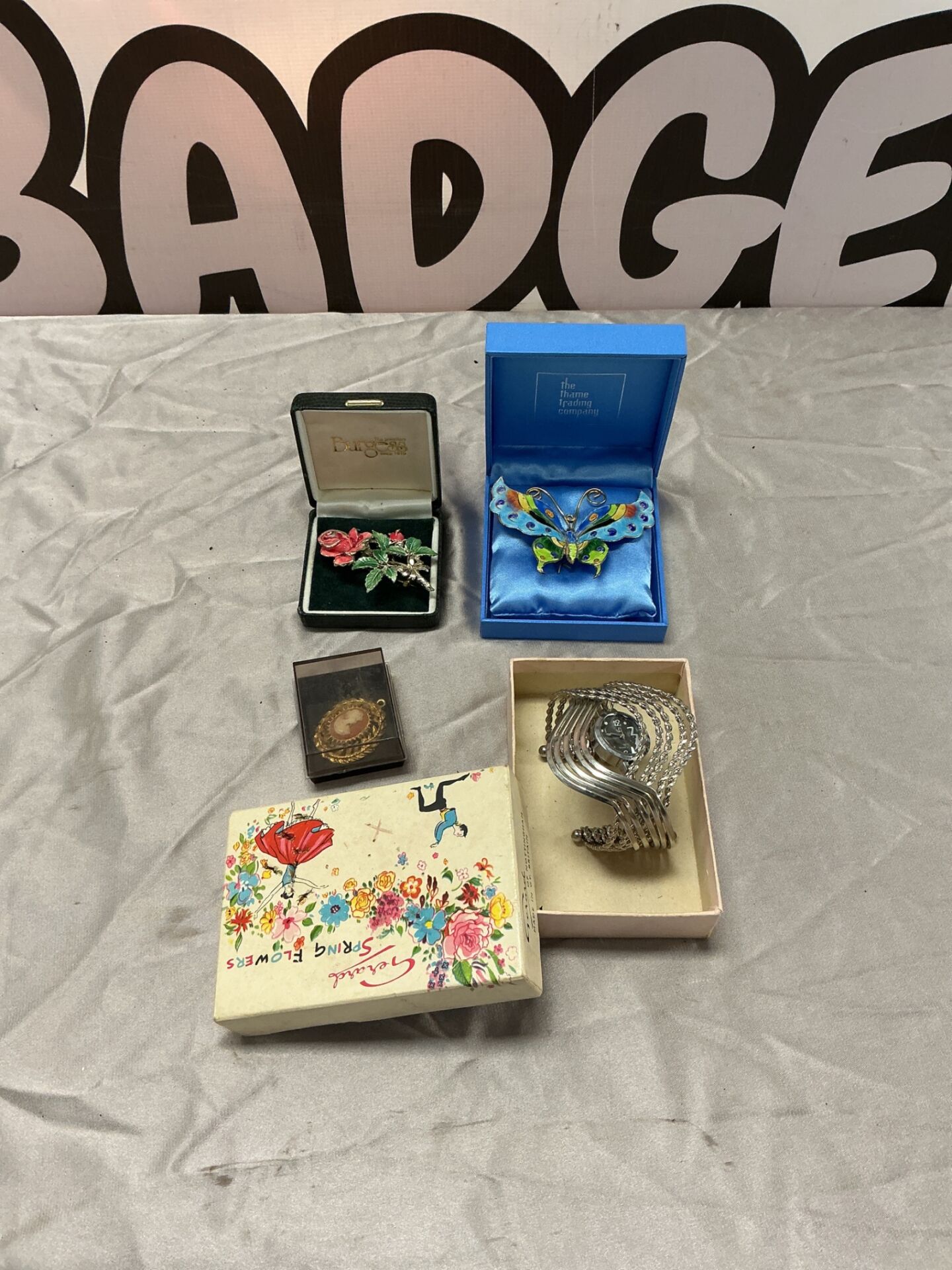 822 Selection of brooches incl. butterfly brooch and bracelet watch