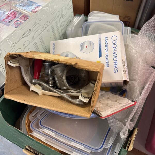 Tray of mixed kitchen items including vintage mincer and Cookworks sandwich toaster box