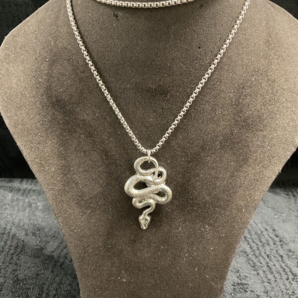 Vintage silver-coloured snake pendant on a 23-inch link chain