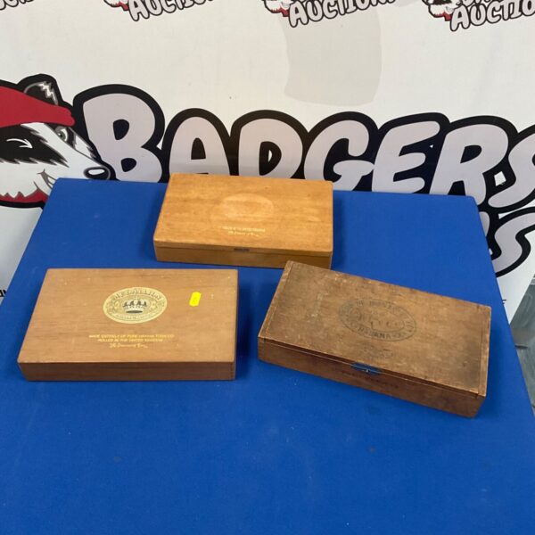 Lot of three vintage wooden cigar boxes for collectors.