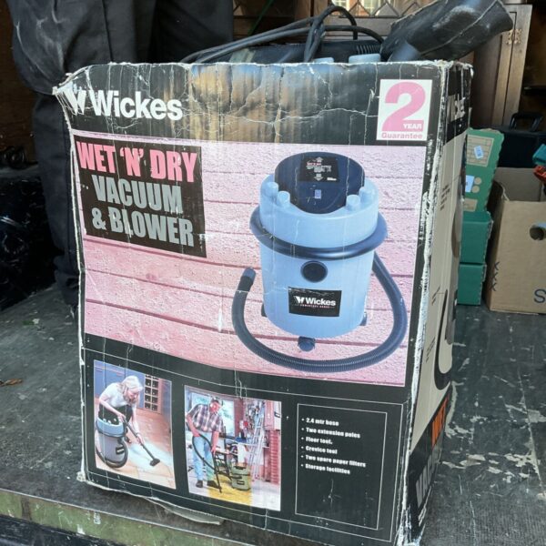 Wickes wet and dry vacuum blower box with two year guarantee.