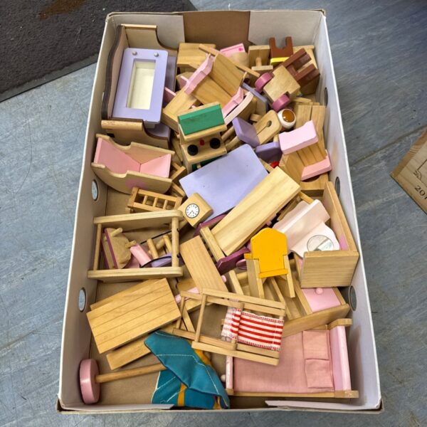 Tray of mixed wooden dolls house furniture in pink, lilac and natural wood