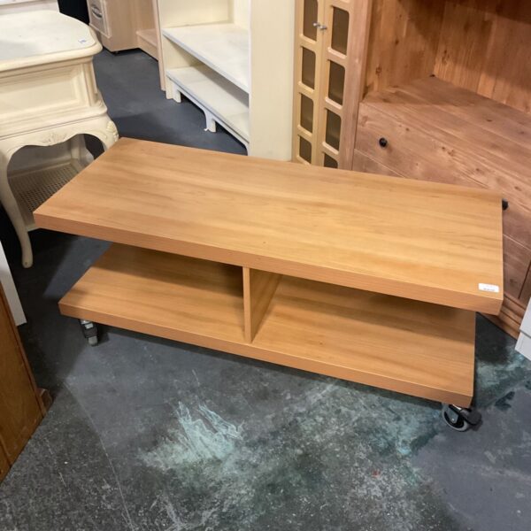 Light wood-effect TV media table with two-compartment lower shelf and castors