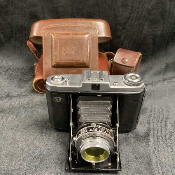 Vintage Zeiss Ikon Nettar camera with original leather case.